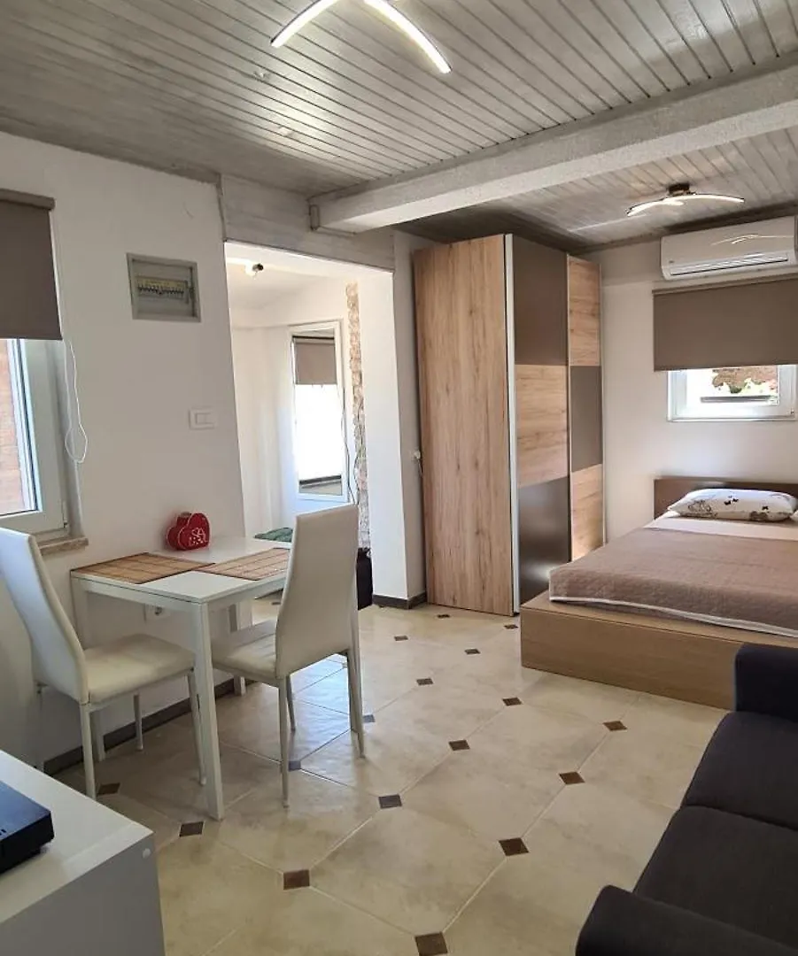 Studio Apartman Alen Pula 0*,
